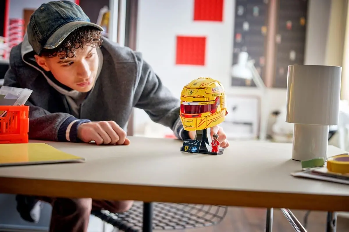 LEGO Editions Scuderia Ferrari HP Lewis Hamilton Helmet (43022) - image 7