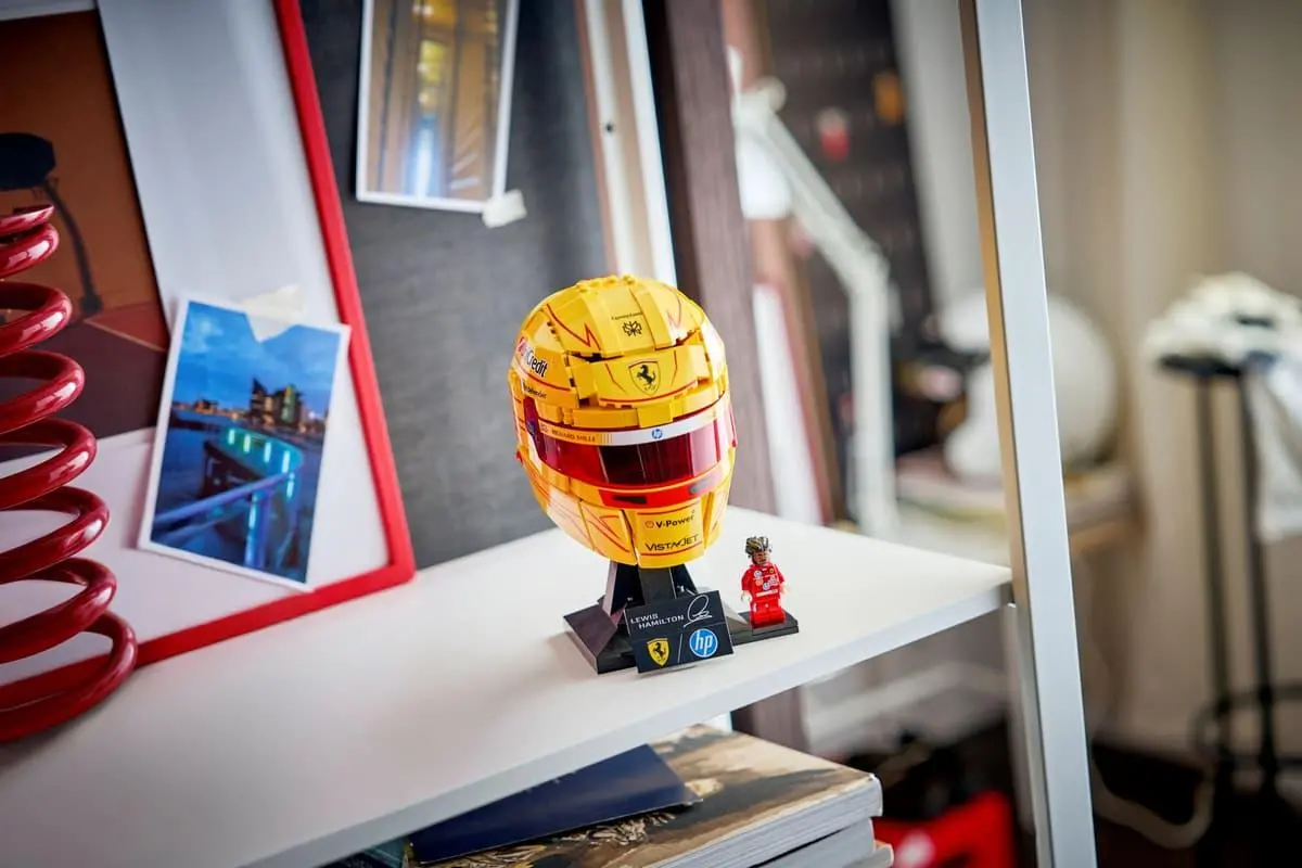 LEGO Editions Scuderia Ferrari HP Lewis Hamilton Helmet (43022) - image 8