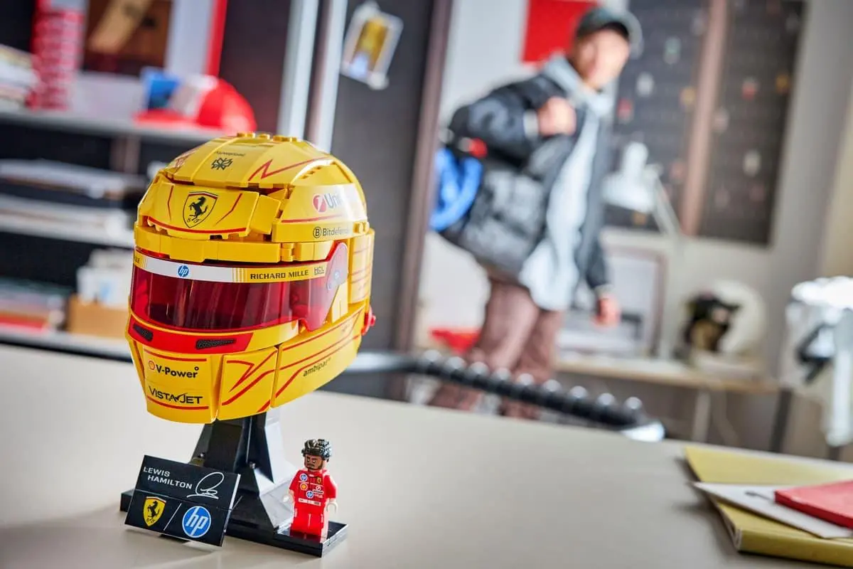 LEGO Editions Scuderia Ferrari HP Lewis Hamilton Helmet (43022) - image 9