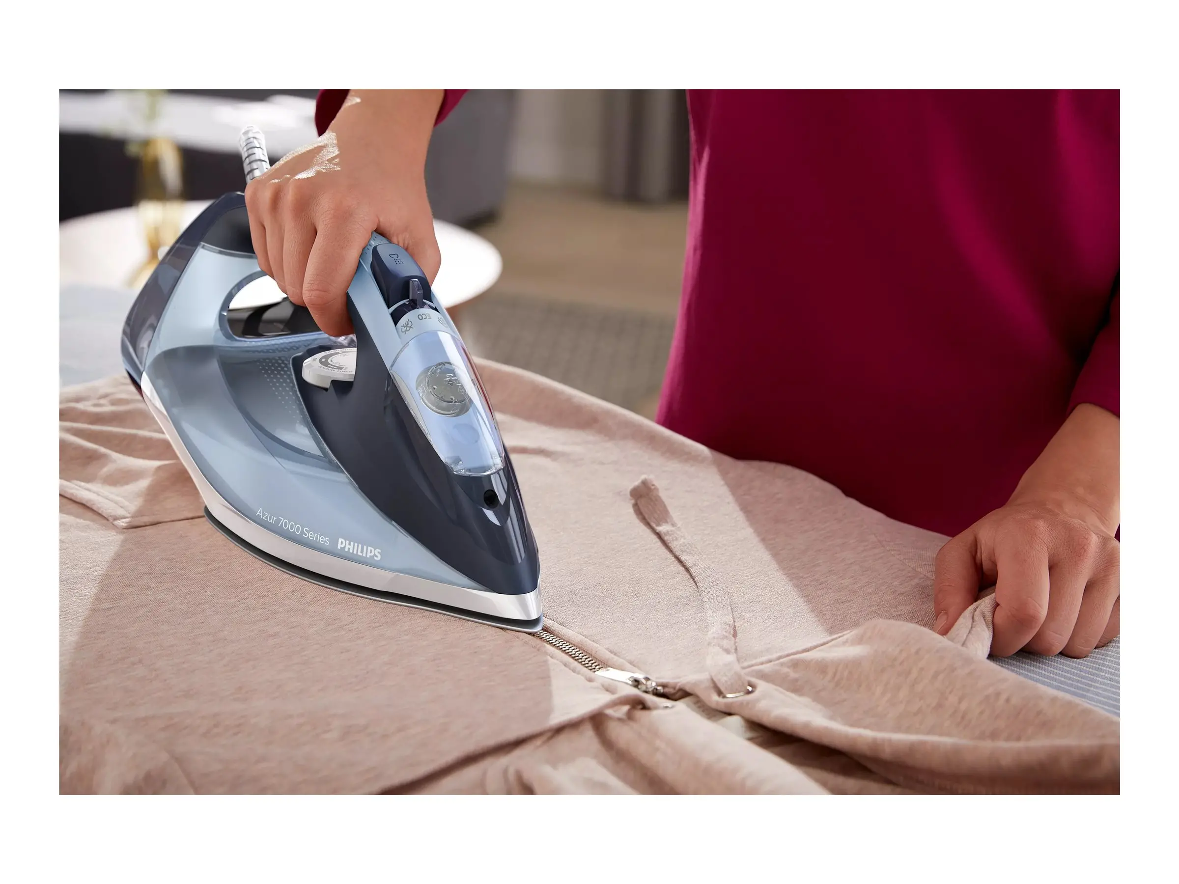 PHILIPS Парна Ютия Series 7000 50g/min 250g steam boost Ceramic soleplate 2800W гладеща повърхност SteamGlide Plus синя - image 1