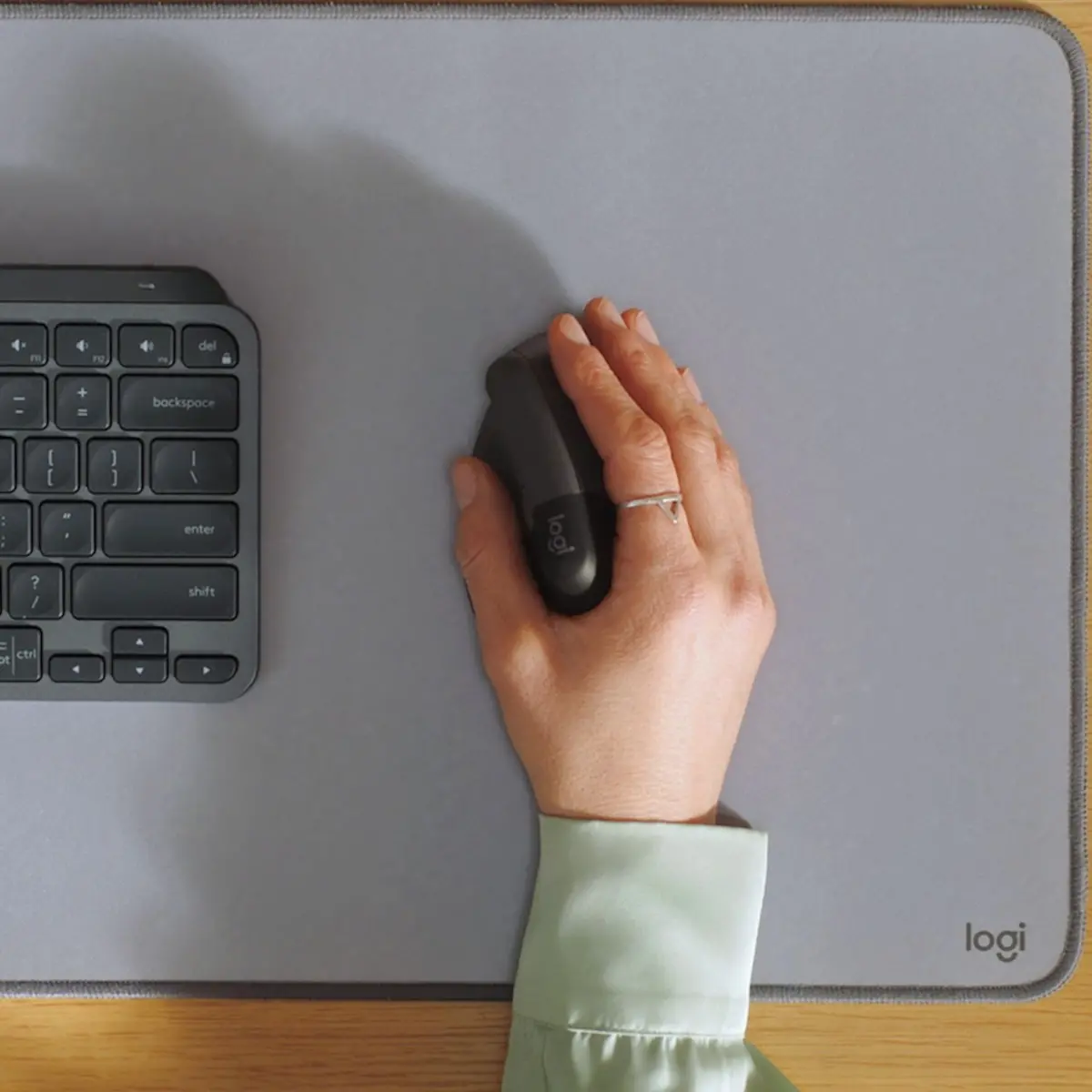 ΠΟΝΤΙΚΙ ΜΕ ΣΙΓΑΣΗ ΣΤΑ ΠΛΗΚΤΡΑ LOGITECH LIFT VERTICAL - RF Wireless / Bluetooth, 400 - 4000 dpi - Vertical Ergonomic Mouse LIFT Graphite - Smartwheel - image 5