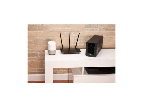 UPS, APC Easy UPS 900VA, 230V, AVR, prize IEC - 4