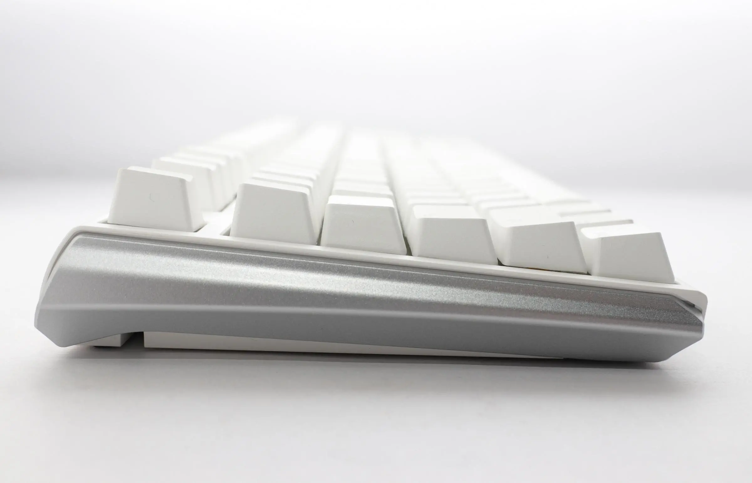 Геймърскa механична клавиатура Ducky One 3 Pure White TKL Hotswap Cherry MX Clear, RGB, PBT Keycaps - image 3