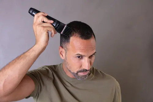 Машинка за подстригване, Beurer MN5X hair clipper, 7 Attachments, 6 adjustable cutting lengths and 4-stage fine adjustment, LED display with battery display, Battery and mains operation, travel lock display and charge display, storage bag - image 11