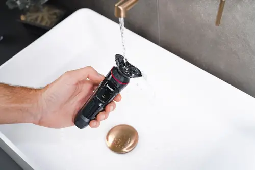 Машинка за бръснене, Beurer MN8X rotary shaver, 360° flexible shaver head, Magnetic fixation, LED display, Waterproof (IPX7), Quick-charge function  (10 min OT; 5 min CT), Incl. charger and storage station, protective cap and cleaning brush - image 10