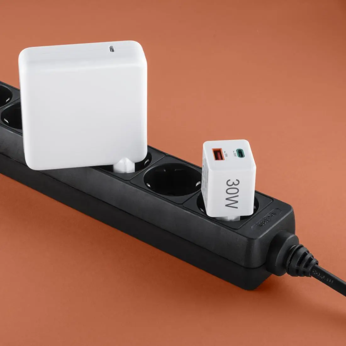 HAMA Бързо мини Gan зарядно, 30 W, 1x USB-C, 1x USB-A, PD, бял - image 11