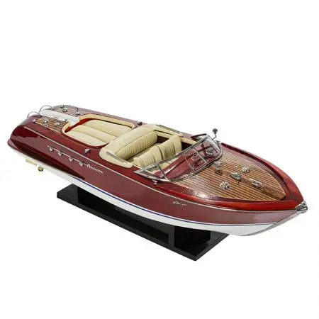 Модел на моторна яхта RIVA AQUARAMA