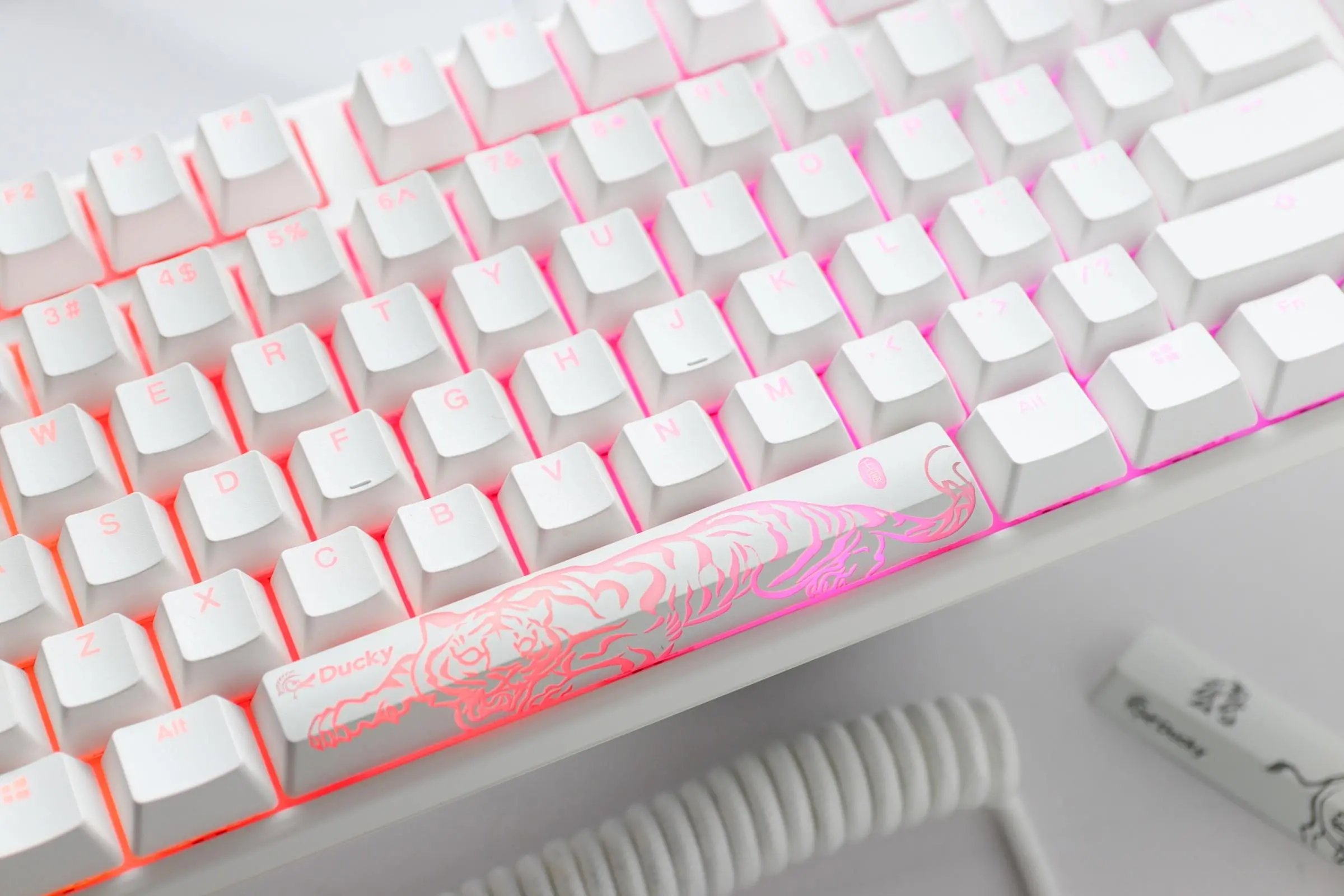 Геймърскa механична клавиатура Ducky One 3 Pure White TKL Hotswap Cherry MX Blue, RGB, PBT Keycaps - image 2